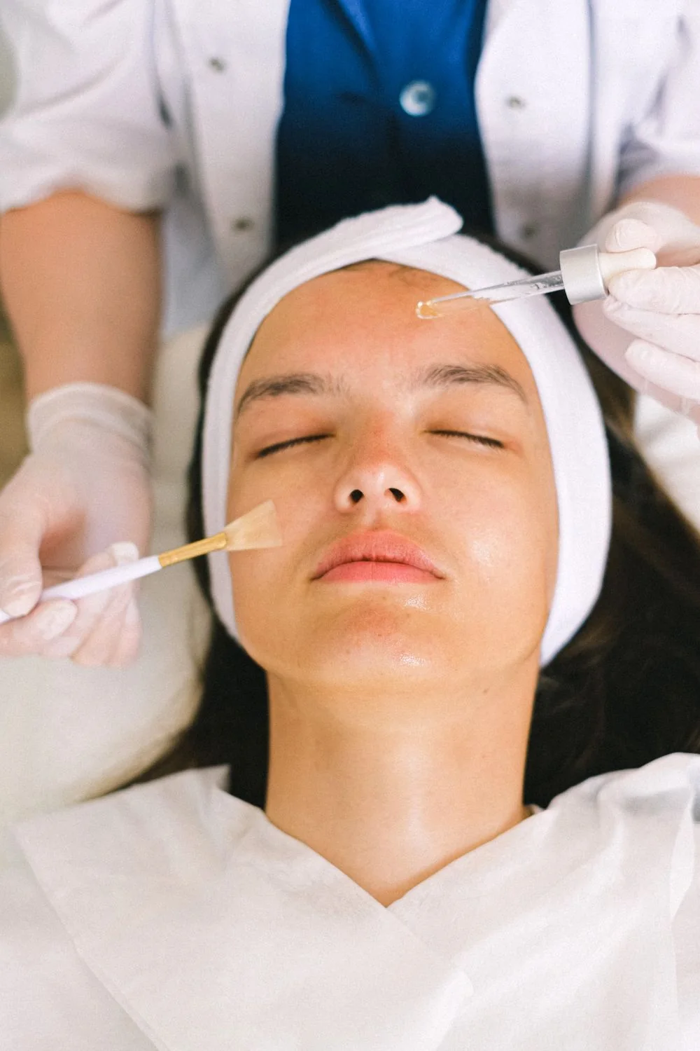 Cuidado facial realizado por profissional em ambiente de estética