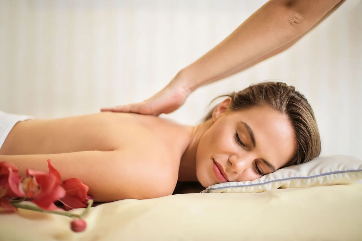 Imagem ilustrativa de massagem nas costas — estética corporal em Goiânia
