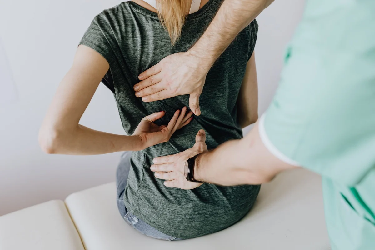 Imagem ilustrativa de atendimento manual nas costas — fisioterapia em Goiânia