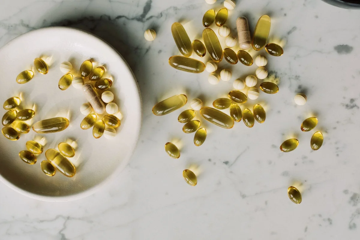 Imagem ilustrativa de cápsulas de vitaminas — suplementação personalizada em Goiânia